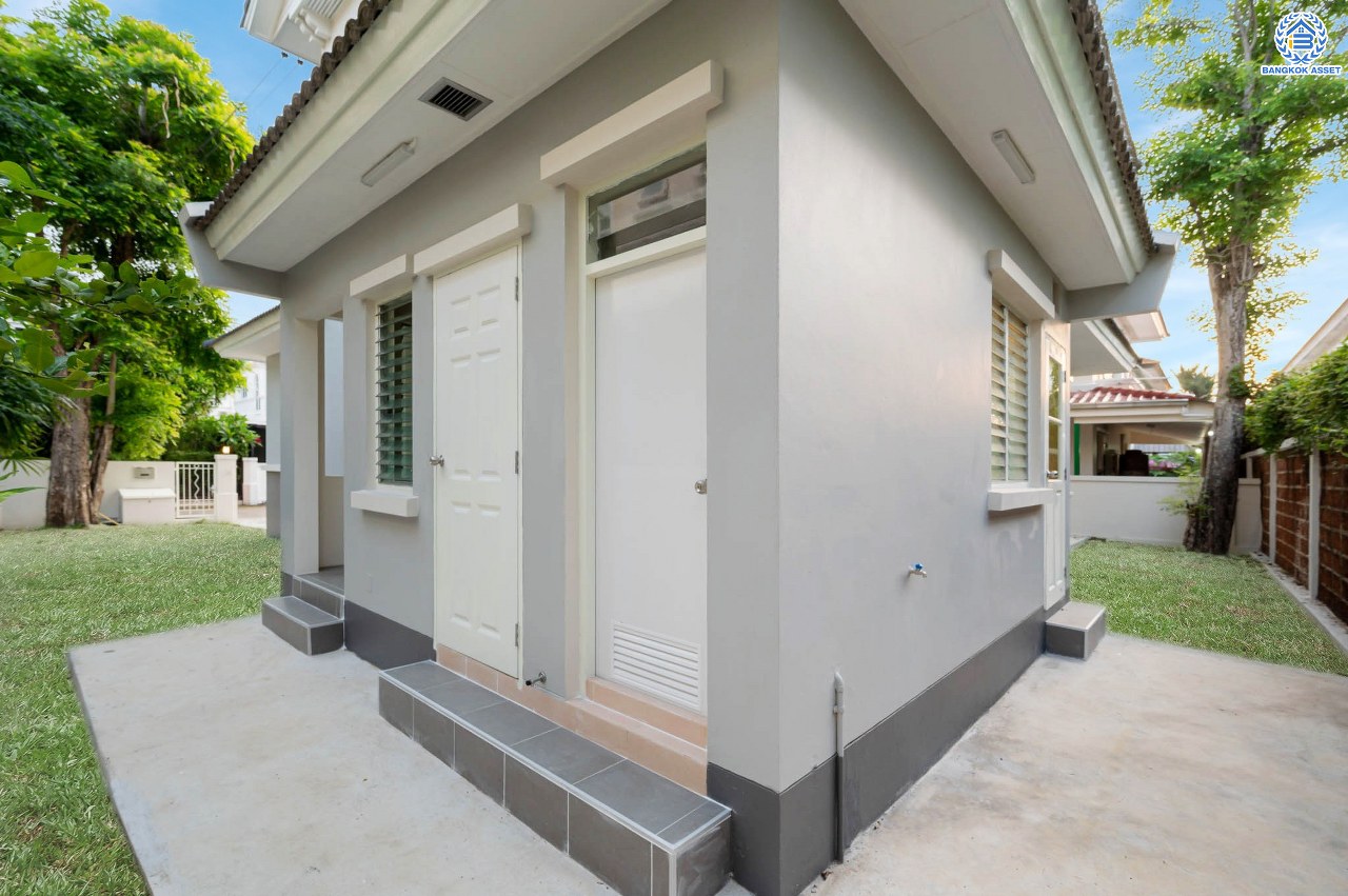 บ้านตกแต่งใหม่ โครงการ มัณฑนา  วัดพระเงิน ตกแต่งหรูหราดีไซน์สุด Classic เนื้อที่ 85.6 ตร.ว ฟังก์ชันจัดเต็ม 3 ห้องนอน 4 ห้องน้ำ 1 ห้องแม่บ้าน จอดรถได้ถึง 2 คัน เชื่อมต่อถนนกาญจนาฯ ใกล้รถไฟฟ้าสายสีม่วง "สถานีสามแยกบางใหญ่" และทางด่วน "ศรีรัช" รายล้อมด้วยสิ่งอำนวยความสะดวกมากมาย